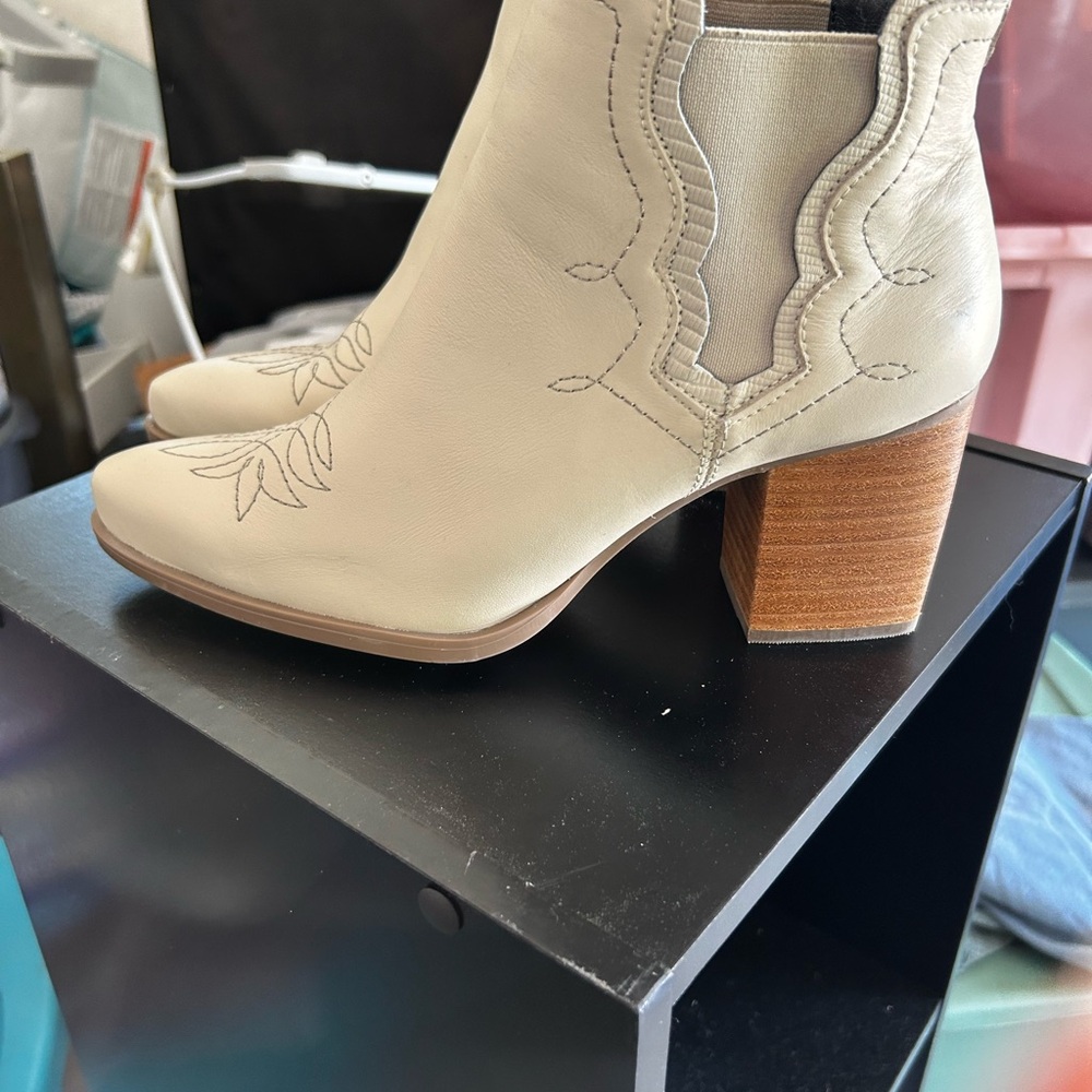 Women's Cream Western Ankle Boots - Picture 2 of 4